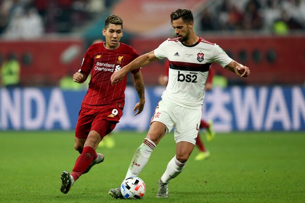 DOHA, QATAR - DECEMBER 21: Pablo Mari of CR Flamengo competes for the ball with Roberto Firmino  of Liverpool during the FIFA Club World Cup Final Match between Liverpool FC and CR Flamengo at Khalifa International Stadium on December 21, 2019 in Doha, Qatar. (Photo by MB Media/Getty Images)