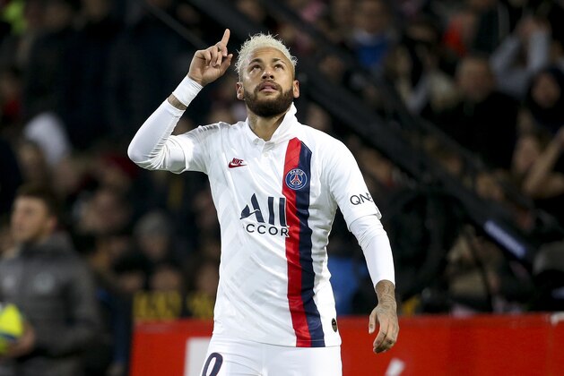 LILLE, FRANCE - JANUARY 26: Neymar Jr of PSG celebrates his second goal on a penaly kick, paying a tribute to Kobe Bryant during the Ligue 1 match between Lille OSC (LOSC) and Paris Saint-Germain (PSG) at Stade Pierre Mauroy on January 26, 2020 in Lille, France. (Photo by Jean Catuffe/Getty Images)