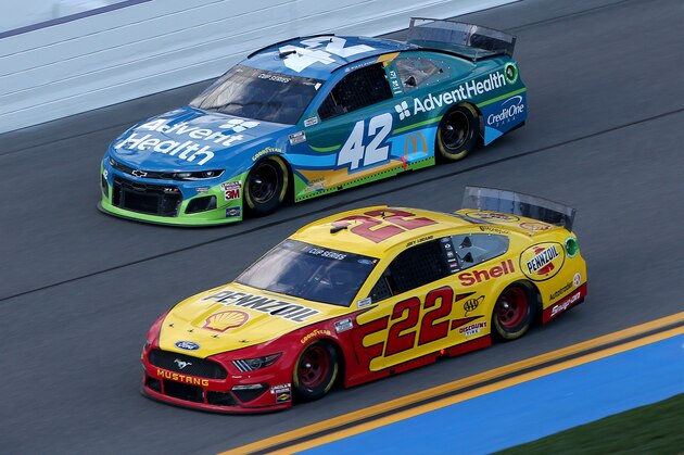 DAYTONA BEACH, FLORIDA - FEBRUARY 09: Joey Logano, driver of the #22 Shell Pennzoil Ford, races Kyle Larson, driver of the #42 Advent Health Chevrolet, during the NASCAR Cup Series Busch Clash at Daytona International Speedway on February 09, 2020 in Daytona Beach, Florida. (Photo by Brian Lawdermilk/Getty Images)