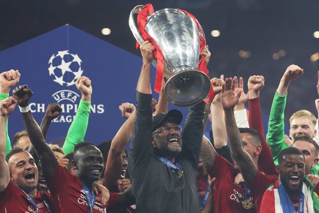 MADRID, SPAIN - JUNE 01: Jurgen Klopp, Manager of Liverpool  holds aloft the trophy during the UEFA Champions League Final between Tottenham Hotspur and Liverpool at Estadio Wanda Metropolitano on June 01, 2019 in Madrid, Spain. (Photo by Ian MacNicol/Getty Images)