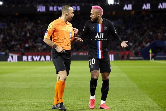 PARIS, FRANCE - FEBRUARY 01:  Neymar Jr of Paris Saint-Germain speaks to the referee Jeremy Brisard during the Ligue 1 match between Paris Saint-Germain and Montpellier HSC at Parc des Princes on February 01, 2020 in Paris, France. (Photo by Quality Sport Images/Getty Images)