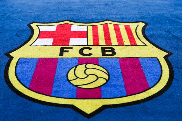BARCELONA, SPAIN - MAY 01: The Barcelona club crest during the UEFA Champions League Semi Final first leg match between Barcelona and Liverpool at the Nou Camp on May 01, 2019 in Barcelona, Spain. (Photo by Catherine Ivill/Getty Images)