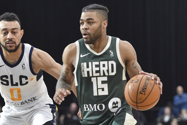 LAS VEGAS, NV - DECEMBER 19:  Frank Mason #15 of the Wisconsin Herd handles the ball against the Salt Lake City Stars during the NBA G League Winter Showcase at Mandalay Bay Events Center in Las Vegas, Nevada on December 20, 2019. NOTE TO USER: User expressly acknowledges and agrees that, by downloading and/or using this photograph, user is consenting to the terms and conditions of the Getty Images License Agreement. Mandatory Copyright Notice: Copyright 2019 NBAE (Photo by David Becker/NBAE via Getty Images)