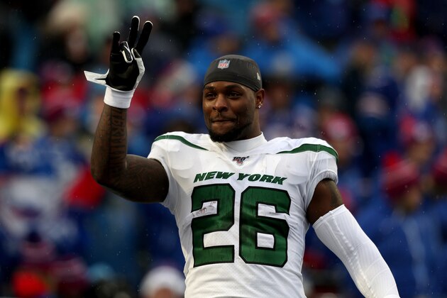 ORCHARD PARK, NEW YORK - DECEMBER 29: Le'Veon Bell #26 of the New York Jets signals to fans before an NFL game between the Buffalo Bills and the New York Jets at New Era Field on December 29, 2019 in Orchard Park, New York. (Photo by Bryan M. Bennett/Getty Images) ORCHARD PARK, NEW YORK - DECEMBER 29: Le'Veon Bell #26 of the New York Jets signals to fans before an NFL game between the Buffalo Bills and the New York Jets at New Era Field on December 29, 2019 in Orchard Park, New York. (Photo by Bryan M. Bennett/Getty Images)
