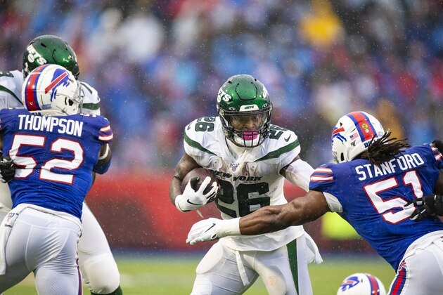 ORCHARD PARK, NY - DECEMBER 29:  Le'Veon Bell #26 of the New York Jets carries the ball during the second quarter against the Buffalo Bills at New Era Field on December 29, 2019 in Orchard Park, New York. New York defeats Buffalo 13-6.  (Photo by Brett Carlsen/Getty Images)