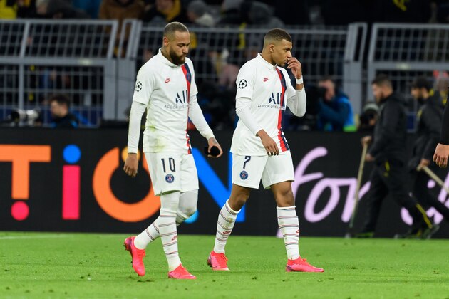 DORTMUND, GERMANY - FEBRUARY 18: (BILD ZEITUNG OUT) Neymar of Paris Saint-Germain and Kylian Mbappe of Paris Saint-Germain look dejected during the UEFA Champions League round of 16 first leg match between Borussia Dortmund and Paris Saint-Germain at Signal Iduna Park on February 18, 2020 in Dortmund, Germany. (Photo by Alex Gottschalk/DeFodi Images via Getty Images)
