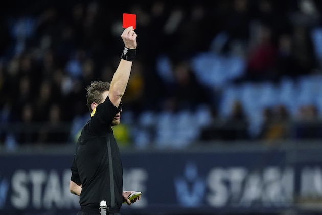 EINDHOVEN, NETHERLANDS - FEBRUARY 14: Flor van den Eynden of FC Eindhoven receives a red card from referee Laurens Gerrets during the Dutch Keuken Kampioen Divisie  match between FC Eindhoven v PSV U23 at the Jan Louwers Stadium on February 14, 2020 in Eindhoven Netherlands (Photo by Photo Prestige/Soccrates/Getty Images)