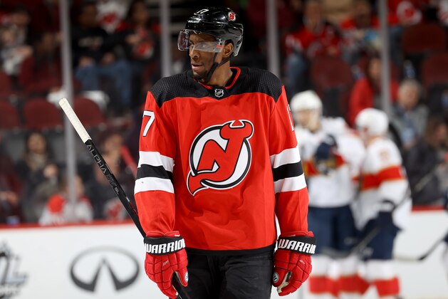 NEWARK, NEW JERSEY - FEBRUARY 11:  Wayne Simmonds #17 of the New Jersey Devils reacts after the Florida Panthers scored in the second period at Prudential Center on February 11, 2020 in Newark, New Jersey. (Photo by Elsa/Getty Images)
