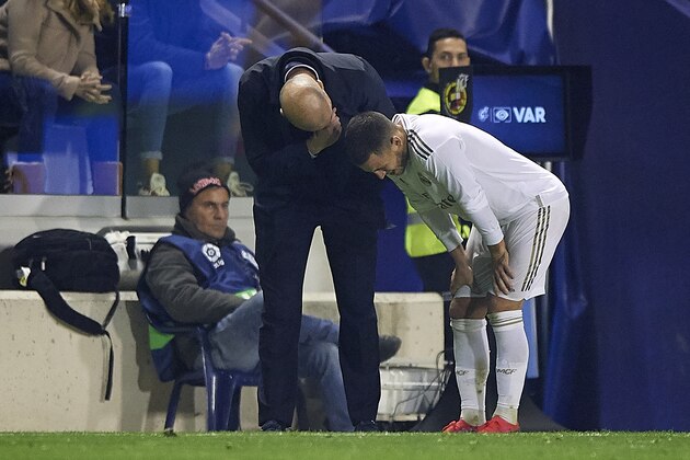 VALENCIA, SPAIN - FEBRUARY 22: Eden Hazard (R) of Real Madrid talks with Real Madrid manager, Zinedine Zidane after substitution during the Liga match between Levante UD and Real Madrid CF at Ciutat de Valencia on February 22, 2020 in Valencia, Spain. (Photo by Pablo Morano/MB Media/Getty Images)