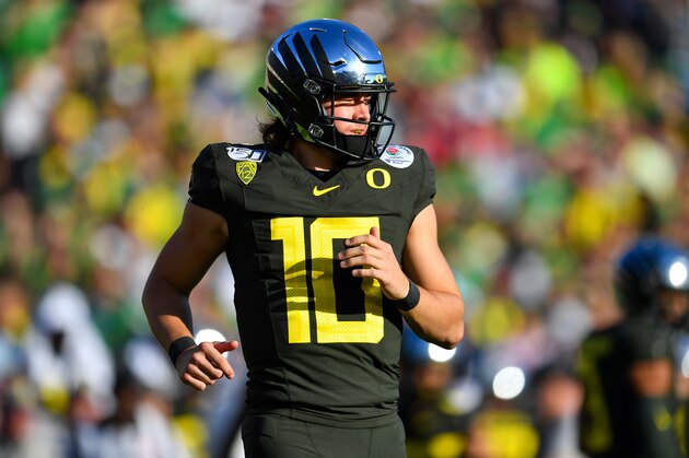 PASADENA, CALIFORNIA - JANUARY 01: Justin Herbert #10 of the Oregon Ducks runs to the huddle during the first quarter of the game against the Wisconsin Badgers at the Rose Bowl on January 01, 2020 in Pasadena, California. (Photo by Alika Jenner/Getty Images)