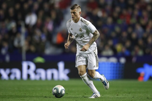 VALENCIA, SPAIN - FEBRUARY 22: Toni Kroos of Real Madrid controls the ball during the Liga match between Levante UD and Real Madrid CF at Ciutat de Valencia on February 22, 2020 in Valencia, Spain. (Photo by Eric Alonso/Getty Images)