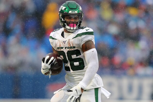 ORCHARD PARK, NY - DECEMBER 29:  Le'Veon Bell #26 of the New York Jets runs the ball against the Buffalo Bills at New Era Field on December 29, 2019 in Orchard Park, New York.  Jets beat the Bills 13 to 6.  (Photo by Timothy T Ludwig/Getty Images)