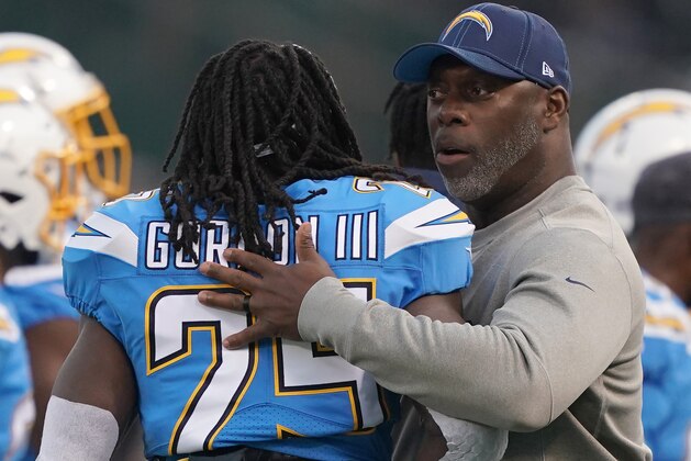 OAKLAND, CALIFORNIA - NOVEMBER 07: Head coach Anthony Lynn of the Los Angeles Chargers talks with his player Melvin Gordon #25 during pregame warm ups prior to the start of their game against the Oakland Raiders at RingCentral Coliseum on November 07, 2019 in Oakland, California. (Photo by Thearon W. Henderson/Getty Images)