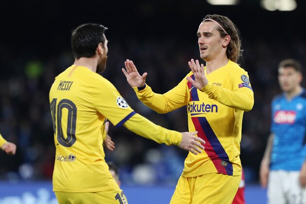 NAPLES, ITALY - FEBRUARY 25: Lionel Messi and Antoine Griezmann of FC Barcelona celebrate the 1-1 goal scored by Antoine Griezmann during the UEFA Champions League round of 16 first leg match between SSC Napoli and FC Barcelona at Stadio San Paolo on February 25, 2020 in Naples, Italy. (Photo by Francesco Pecoraro/Getty Images)