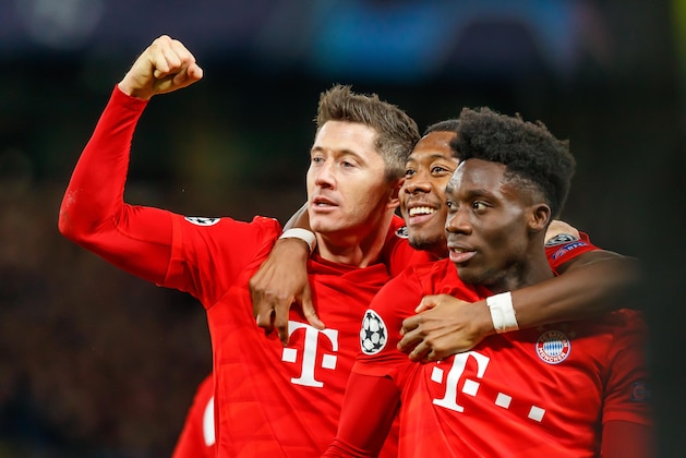 LONDON, ENGLAND - FEBRUARY 25: (BILD ZEITUNG OUT) Robert Lewandowski of FC Bayern Muenchen celebrates after scoring his team's third goal with teammates during the UEFA Champions League round of 16 first leg match between Chelsea FC and FC Bayern Muenchen at Stamford Bridge on February 25, 2020 in London, United Kingdom. (Photo by Roland Krivec/DeFodi Images via Getty Images)