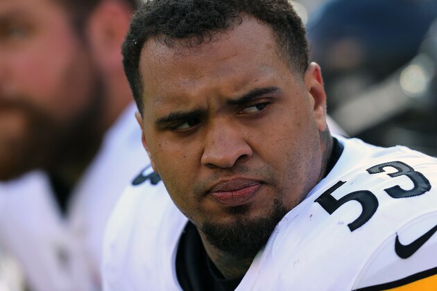 EAST RUTHERFORD, NEW JERSEY - DECEMBER 22: Center Maurkice Pouncey #53 of the Pittsburgh Steelers follows the action against the New York Jets in the first half at MetLife Stadium on December 22, 2019 in East Rutherford, New Jersey.(Photo by Al Pereira/Getty Images)