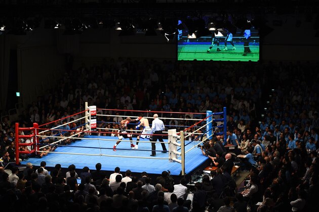 Moruti Mthalane of South Africa (L) fights against Masayuki Kuroda of Japan (R) during their IBF flyweight title bout in Korakuen Hall in Tokyo on May 13, 2019. (Photo by CHARLY TRIBALLEAU / AFP)        (Photo credit should read CHARLY TRIBALLEAU/AFP via Getty Images)