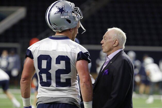 Dallas Cowboys tight end Jason Witten (82) talks with team owner Jerry Jones, right, as the team works out at their NFL football training facility in Frisco, Texas, Thursday, June 13, 2019. (AP Photo/Tony Gutierrez