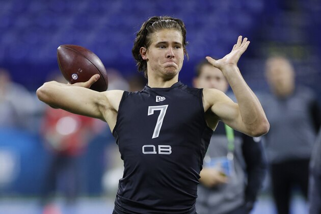 INDIANAPOLIS, IN - FEBRUARY 27: Quarterback Justin Herbert of Oregon throws a pass during the NFL Scouting Combine at Lucas Oil Stadium on February 27, 2020 in Indianapolis, Indiana. (Photo by Joe Robbins/Getty Images)