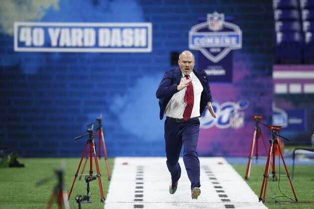 INDIANAPOLIS, IN - MARCH 03: NFL Network host Rich Eisen runs the 40-yard dash to raise money for St. Jude Children's Research Hospital during day four of the NFL Combine at Lucas Oil Stadium on March 3, 2019 in Indianapolis, Indiana. (Photo by Joe Robbins/Getty Images) INDIANAPOLIS, IN - MARCH 03: NFL Network host Rich Eisen runs the 40-yard dash to raise money for St. Jude Children's Research Hospital during day four of the NFL Combine at Lucas Oil Stadium on March 3, 2019 in Indianapolis, Indiana. (Photo by Joe Robbins/Getty Images)