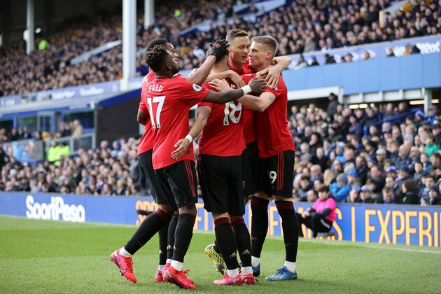LIVERPOOL, ENGLAND - MARCH 01: Bruno Fernandes of Manchester United celebrates with teammates after scoring his team's first goal during the Premier League match between Everton FC and Manchester United at Goodison Park on March 01, 2020 in Liverpool, United Kingdom. (Photo by Clive Brunskill/Getty Images)