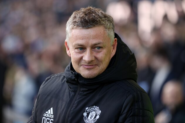 LIVERPOOL, ENGLAND - MARCH 01:  Ole Gunnar Solskjaer, Manager of Manchester United gives team instructions during the Premier League match between Everton FC and Manchester United at Goodison Park on March 01, 2020 in Liverpool, United Kingdom. (Photo by Clive Brunskill/Getty Images)