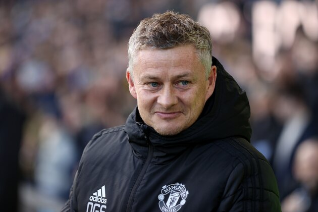 LIVERPOOL, ENGLAND - MARCH 01:  Ole Gunnar Solskjaer, Manager of Manchester United gives team instructions during the Premier League match between Everton FC and Manchester United at Goodison Park on March 01, 2020 in Liverpool, United Kingdom. (Photo by Clive Brunskill/Getty Images)