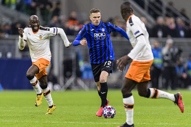 MILAN, ITALY - FEBRUARY 19: Josip Ilicic of Atalanta (R) plays against Eliaquim Mangala of Valencia (L) during the UEFA Champions League round of 16 first leg match between Atalanta and Valencia CF at San Siro Stadium on February 19, 2020 in Milan, Italy. (Photo by Marcio Machado/Eurasia Sport Images/Getty Images)