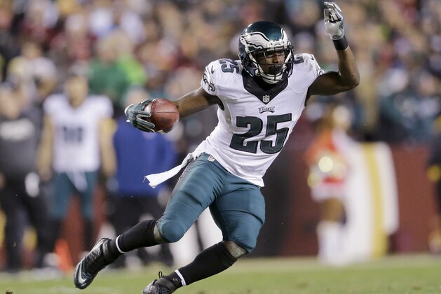 En esta foto del 20 de diciembre de 2014, LeSean McCoy, entonces corredor de los Eagles de Filadelfia, realiza un acarreo durante un partido contra los Redskins de Washington (AP Foto/Patrick Semansky, archivo)