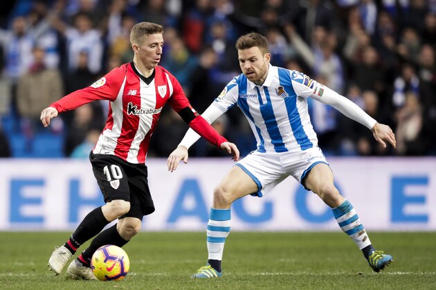 SAN SEBASTIAN, SPAIN - FEBRUARY 2: (L-R) Iker Muniain of Athletic Bilbao, Asier Illarramendi of Real Sociedad during the La Liga Santander  match between Real Sociedad v Athletic de Bilbao at the Estadio Anoeta on February 2, 2019 in San Sebastian Spain (Photo by David S. Bustamante/Soccrates/Getty Images)