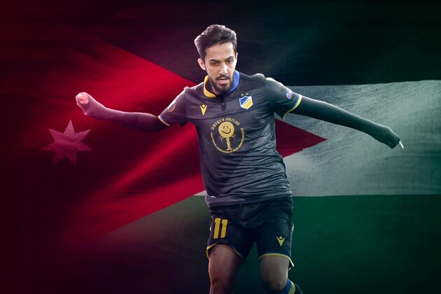 SEVILLE, SPAIN - OCTOBER 03: Sergio Escudero Palomo of Sevilla FC competes for the ball with Al Tamari of APOEL Nikosia during the UEFA Europa League group A match between Sevilla FC and APOEL Nikosia at Estadio Ramon Sanchez Pizjuan on October 03, 2019 in Seville, Spain. (Photo by Quality Sport Images/Getty Images)