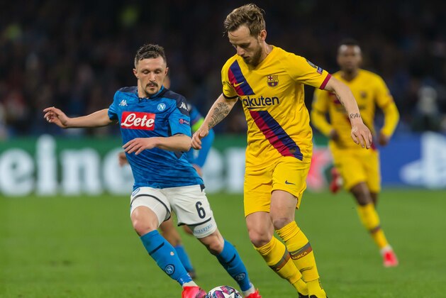 NAPLES, ITALY - FEBRUARY 25: (BILD ZEITUNG OUT) Mario Rui of SSC Neapel and Ivan Rakitic of FC Barcelona battle for the ball during the UEFA Champions League round of 16 first leg match between SSC Napoli and FC Barcelona at Stadio San Paolo on February 25, 2020 in Naples, Italy. (Photo by Harry Langer/DeFodi Images via Getty Images)