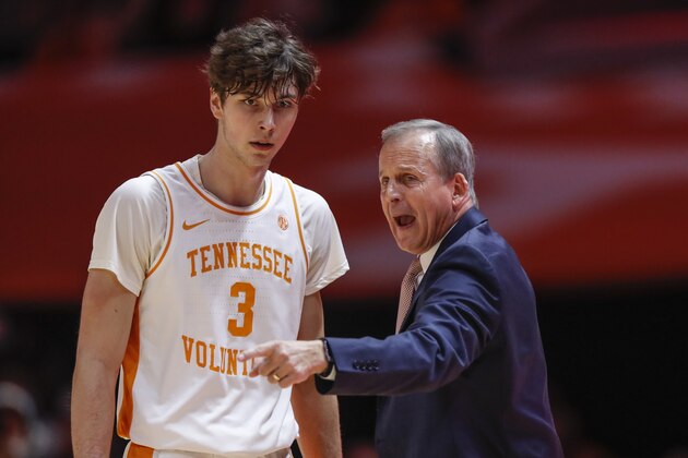 Tennessee head coach Rick Barnes talks to forward Drew Pember (3) during the first half of an NCAA college basketball game against Memphis Saturday, Dec. 14, 2019, in Knoxville, Tenn. (AP Photo/Wade Payne)