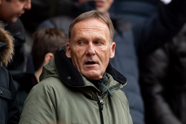 MAINZ, GERMANY - DECEMBER 14: (BILD ZEITUNG OUT) CEO Hans-Joachim Watzke of Borussia Dortmund looks on prior to the Bundesliga match between 1. FSV Mainz 05 and Borussia Dortmund at Opel Arena on December 14, 2019 in Mainz, Germany. (Photo by TF-Images/Getty Images) MAINZ, GERMANY - DECEMBER 14: (BILD ZEITUNG OUT) CEO Hans-Joachim Watzke of Borussia Dortmund looks on prior to the Bundesliga match between 1. FSV Mainz 05 and Borussia Dortmund at Opel Arena on December 14, 2019 in Mainz, Germany. (Photo by TF-Images/Getty Images)