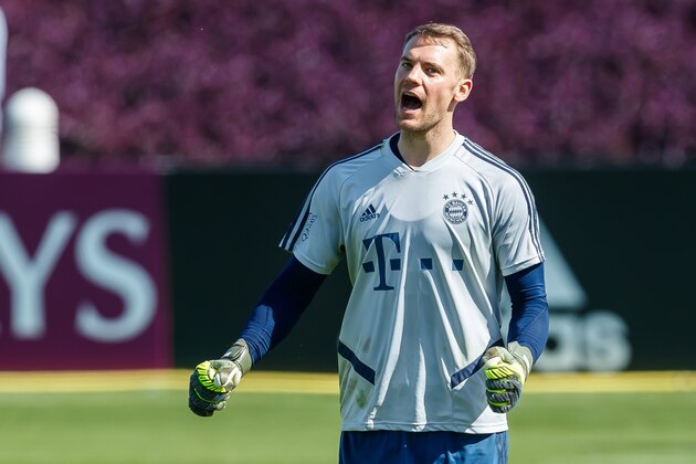 DOHA, QATAR - JANUARY 08: (BILD ZEITUNG OUT) goalkeeper Manuel Neuer of FC Bayern Muenchen gestures during day five of the FC Bayern Muenchen winter training camp on January 8, 2020 in Doha, Qatar.(Photo by TF-Images/Getty Images)
