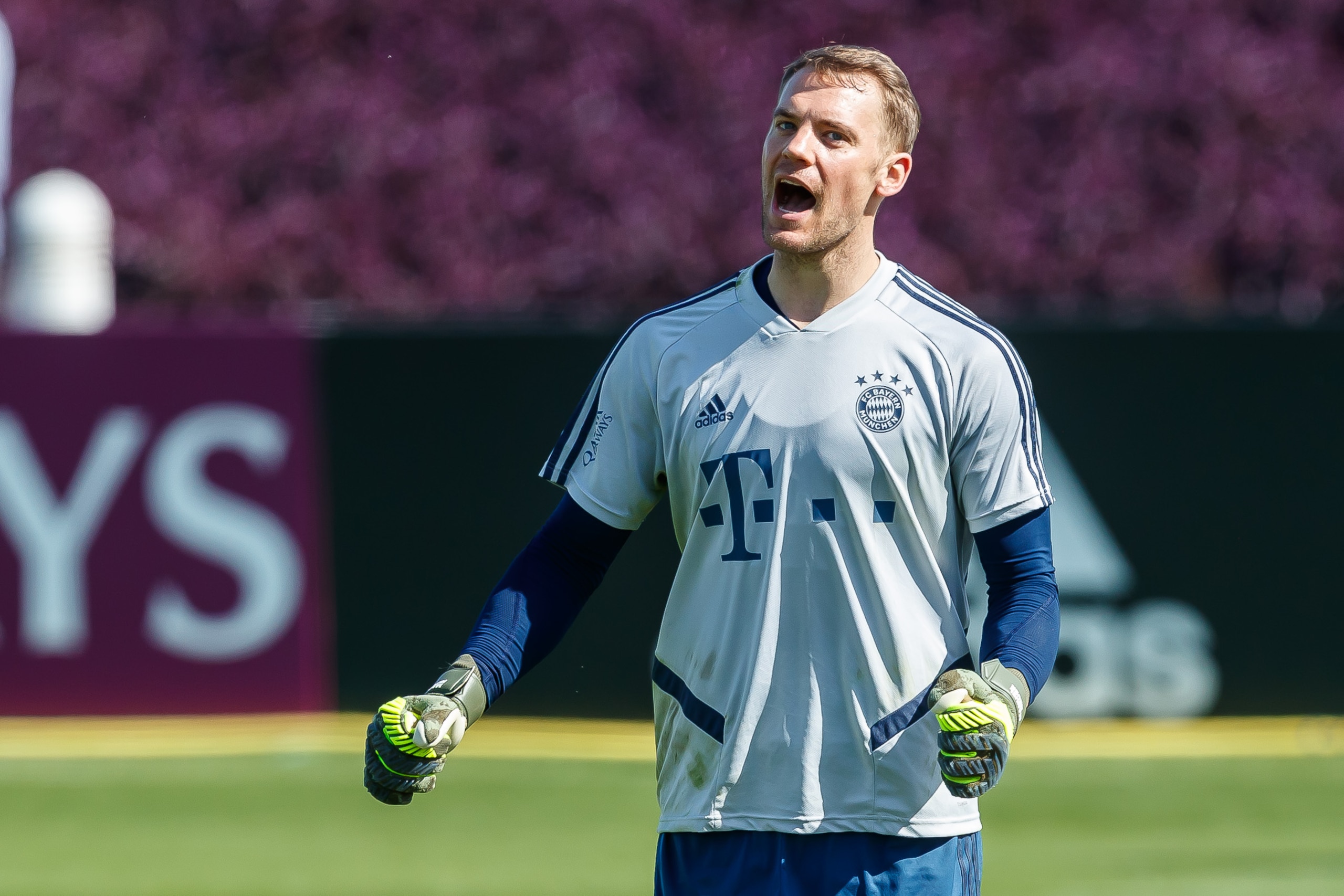 DOHA, QATAR - JANUARY 08: (BILD ZEITUNG OUT) goalkeeper Manuel Neuer of FC Bayern Muenchen gestures during day five of the FC Bayern Muenchen winter training camp on January 8, 2020 in Doha, Qatar.(Photo by TF-Images/Getty Images)