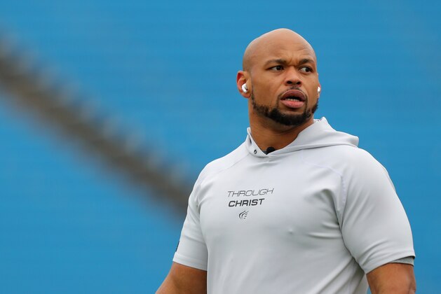 ORCHARD PARK, NY - DECEMBER 29: Lorenzo Alexander #57 of the Buffalo Bills on the field before a game against the New York Jets at New Era Field on December 29, 2019 in Orchard Park, New York. Jets beat the Bills 13 to 6. (Photo by Timothy T Ludwig/Getty Images) ORCHARD PARK, NY - DECEMBER 29: Lorenzo Alexander #57 of the Buffalo Bills on the field before a game against the New York Jets at New Era Field on December 29, 2019 in Orchard Park, New York. Jets beat the Bills 13 to 6. (Photo by Timothy T Ludwig/Getty Images)