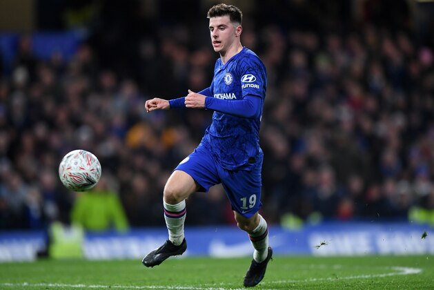 LONDON, ENGLAND - MARCH 03: Mason Mount of Chelsea runs with the ball during the FA Cup Fifth Round match between Chelsea FC and Liverpool FC at Stamford Bridge on March 03, 2020 in London, England. (Photo by Shaun Botterill/Getty Images)