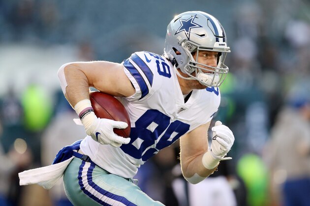 PHILADELPHIA, PENNSYLVANIA - DECEMBER 22: Blake Jarwin #89 of the Dallas Cowboys warms up before the game against the Philadelphia Eagles at Lincoln Financial Field on December 22, 2019 in Philadelphia, Pennsylvania. (Photo by Patrick Smith/Getty Images)