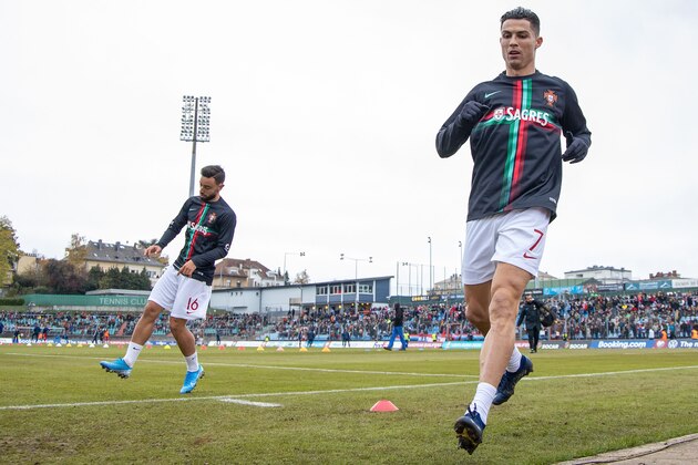 LUXEMBOURG, LUXEMBOURG - NOVEMBER 17: Portugal Bruno Fernandes of Portugal and Cristiano Ronaldo of Portugal warms up during the UEFA Euro 2020 Qualifier between Luxembourg and Portugal on November 17, 2019 in Luxembourg, Luxembourg. (Photo by TF-Images/Getty Images)