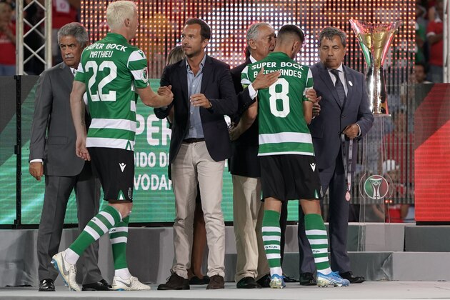 FARO, PORTUGAL - AUGUST 4:  Bruno Fernandes of Sporting CP with Portugal President Marcelo Rebelo de Sousa at the end of the Portuguese SuperCup match between SL Benfica and Sporting CP at Estadio Algarve on August 4, 2019 in Faro, Portugal.  (Photo by Gualter Fatia/Getty Images)