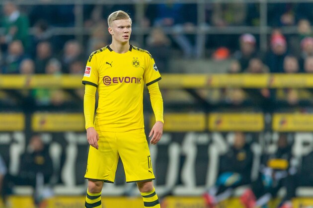 MOENCHENGLADBACH, GERMANY - MARCH 07: (BILD ZEITUNG OUT) Erling Haaland of Borussia Dortmund looks on during the Bundesliga match between Borussia Moenchengladbach and Borussia Dortmund at Borussia-Park on March 7, 2020 in Moenchengladbach, Germany. (Photo by Mario Hommes/DeFodi Images via Getty Images)