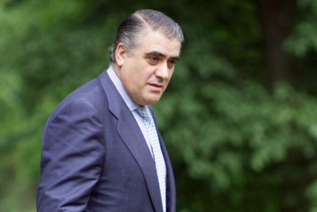 le président du Real de Madrid Lorenzo Sanz pose avec le trophée de la Ligue des Champions, le 23 mai 2000 à Versailles, lors d'une conférence de presse organisée par le club à la veille de son match en finale de la Ligue des Champions où ses joueurs affronteront le FC Valence au Stade de France à Saint-Denis. (Photo by Patrick HERTZOG / AFP) (Photo by PATRICK HERTZOG/AFP via Getty Images)