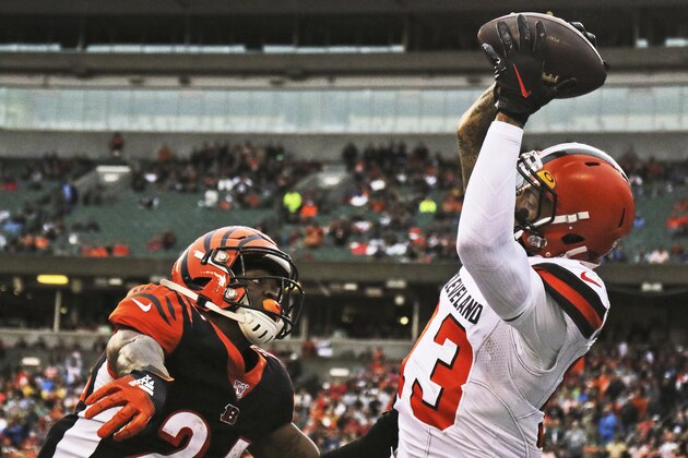 Cleveland Browns wide receiver Odell Beckham Jr., right, catches a 20-yard touchdown pass under pressure from Cincinnati Bengals cornerback Darius Phillips, left, during the second half of an NFL football game, Sunday, Dec. 29, 2019, in Cincinnati. (AP Photo/Gary Landers)