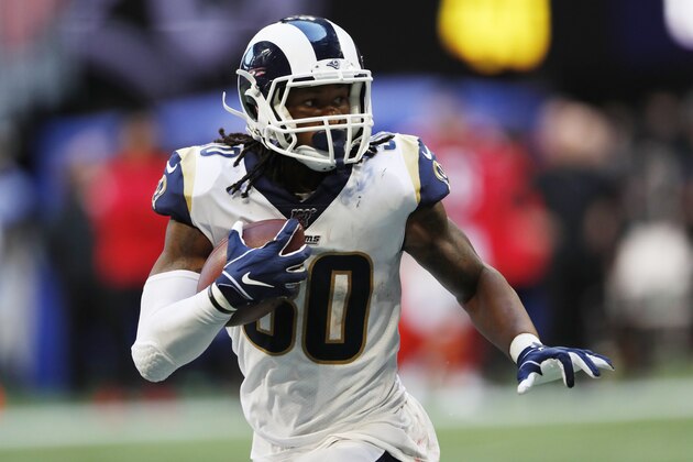 El running back Todd Gurley, de los Rams de Los Ángeles, avanza en un acarreo ante los Falcons de Atlanta, el domingo 20 de octubre de 2019, en Atlanta. (AP Foto/John Bazemore)