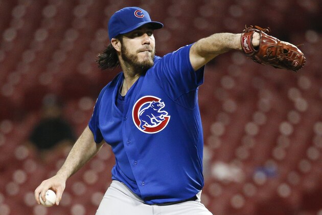 Chicago Cubs pitcher Dan Haren throws in the eighth inning of a baseball game against the Cincinnati Reds, Wednesday, Sept. 30, 2015, in Cincinnati. The Cubs won 4-1. (AP Photo/John Minchillo)
