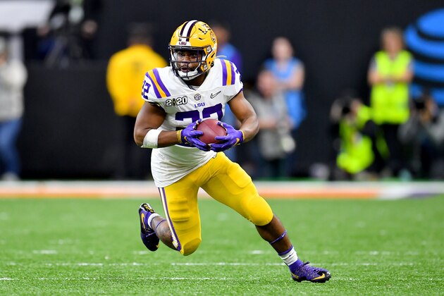 NEW ORLEANS, LOUISIANA - JANUARY 13: Clyde Edwards-Helaire #22 of the LSU Tigers runs with the ball during the fourth quarter of the College Football Playoff National Championship game against the Clemson Tigers at the Mercedes Benz Superdome on January 13, 2020 in New Orleans, Louisiana. The LSU Tigers topped the Clemson Tigers, 42-25. (Photo by Alika Jenner/Getty Images)