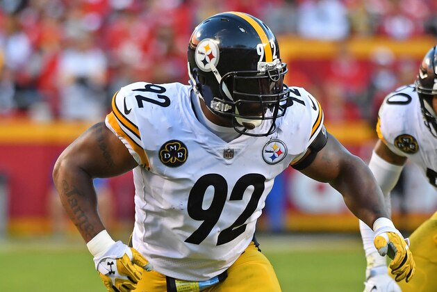 KANSAS CITY, MO - OCTOBER 15:  Linebacker James Harrison #92 of the Pittsburgh Steelers gets set on defense against  the Kansas City Chiefs during the second half on October 15, 2017 at Arrowhead Stadium in Kansas City, Missouri.  (Photo by Peter G. Aiken/Getty Images)