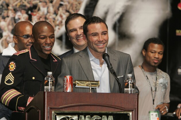 Oscar De La Hoya, left, and Floyd Mayweather Jr. at a post-fight press conference after Meayweather's split decision win in the WBC super welterweight world championship boxing match against De La Hoya on Saturday, May 5, 2007, at the MGM Grand Garden Arena  in Las Vegas. (AP Photo/Jae C. Hong)