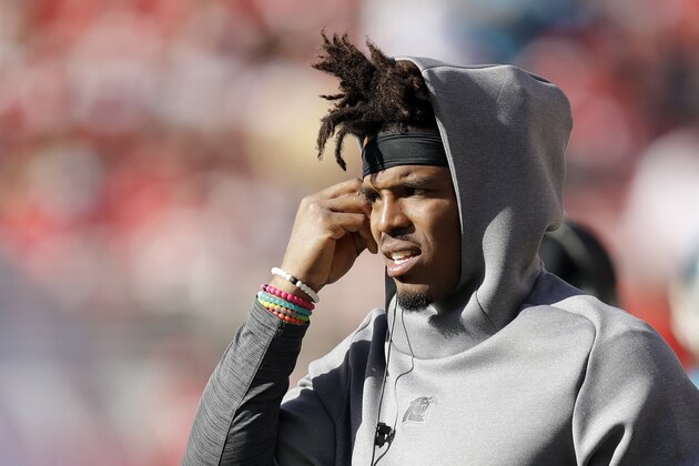 ARCHIVO - En esta fotografÃ­a del 27 de octubre de 2019, el quarterback de los Panthers de Carolina Cam Newton en la banca durante la segunda mitad del partido de la NFL contra los 49ers de San Francisco, en Santa Clara, California. (AP Foto/Ben Margot, Archivo)
